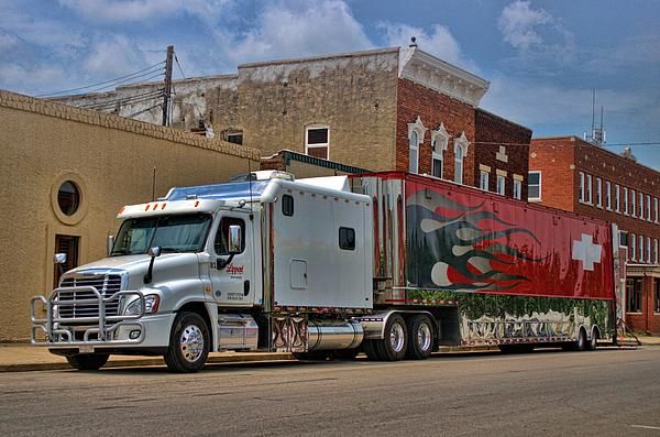 4 Ways to Stay Safe When Driving a Freightliner Semi Truck
