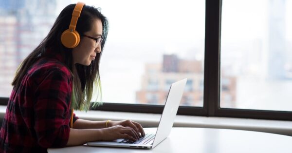 Are there benefits to taking online courses? We analyze the matter