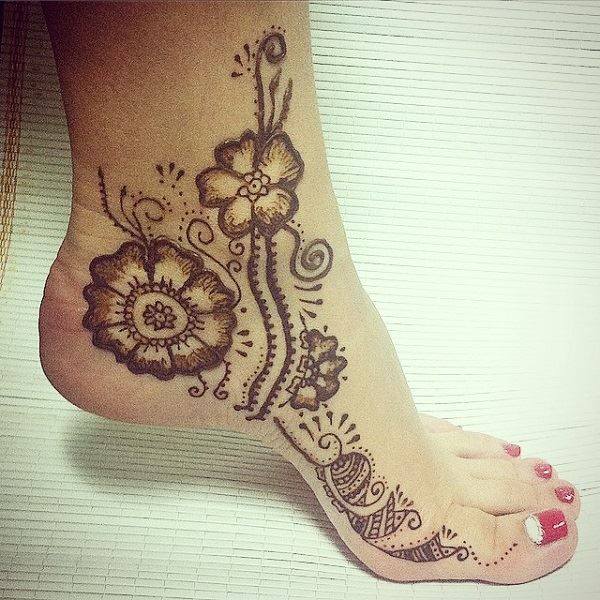 5. Ornamental Gol Tikki Feet Mehndi Design